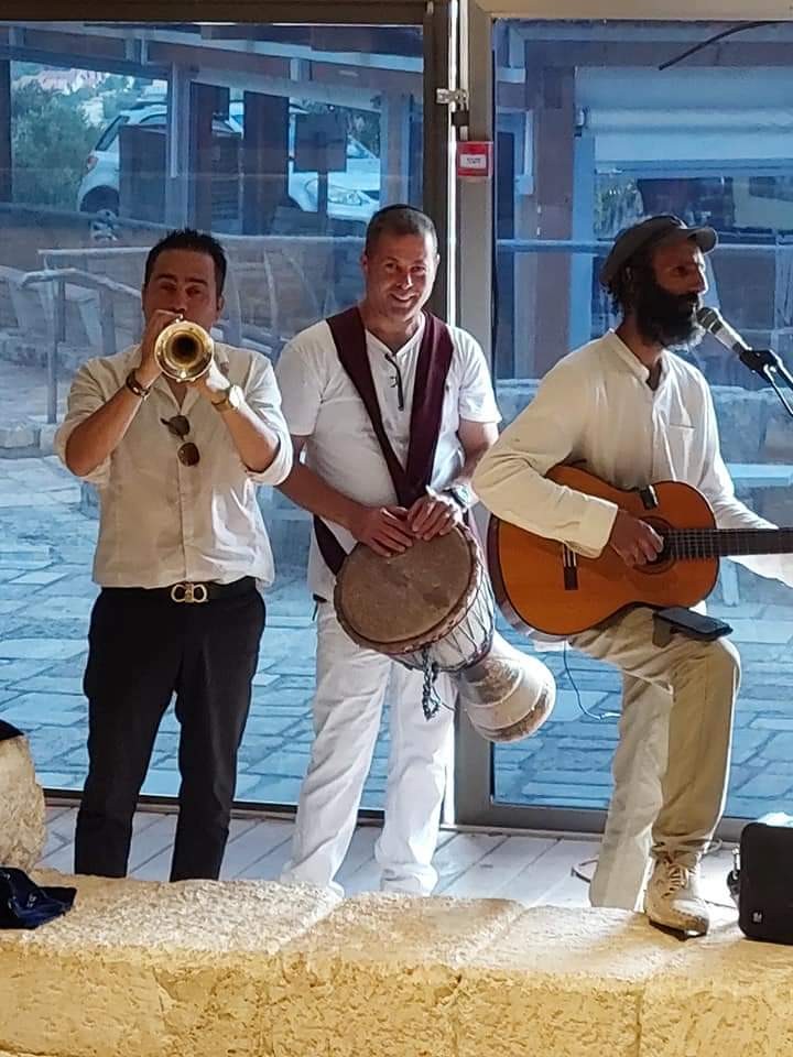 תופים אלקטרוניים וקונגס באולם אירועים